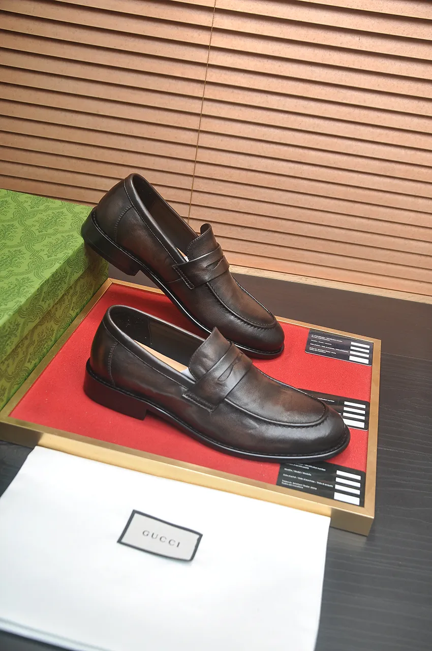 Men's shoes 💰580💶 Brand: GUCCI (Gucci) Standard code: Men's code 38/44 (45 can be customized) Grade: Same as the official website Original quality Material: Original cowhide Water-dyed cowhide lining Original rubber outsole Style category: Men's fashionable casual leather shoes Distinguished big-name luxury elements Top luxury Color: Actual picture
